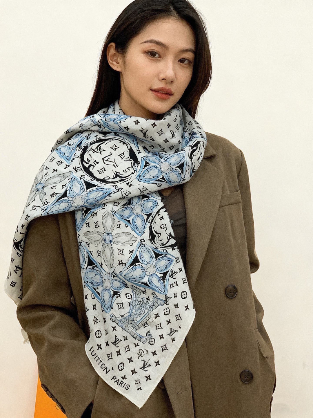 LV x TM 140披肩【140顶级丝绒双面同色披肩】本款L Multicolor披肩出自路易威登与知