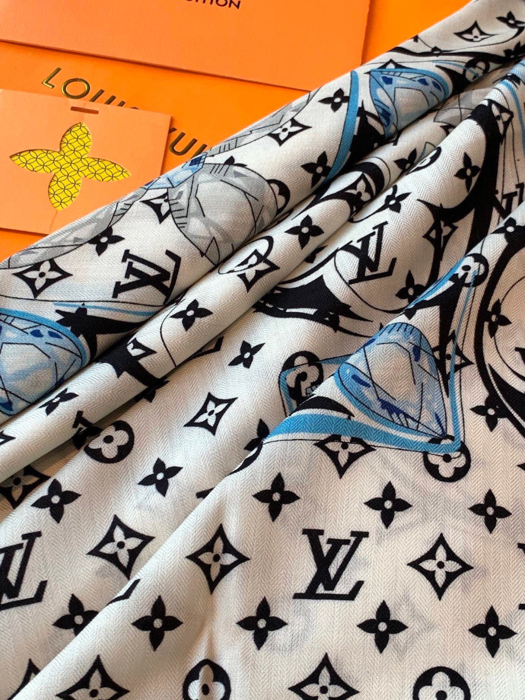 LV x TM 140披肩【140顶级丝绒双面同色披肩】本款L Multicolor披肩出自路易威登与知