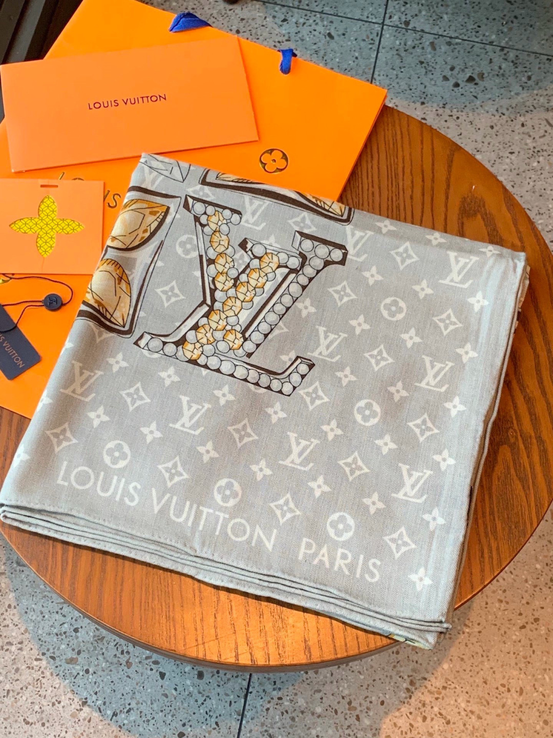 LV x TM 140披肩【140顶级丝绒双面同色披肩】本款L Multicolor披肩出自路易威登与知