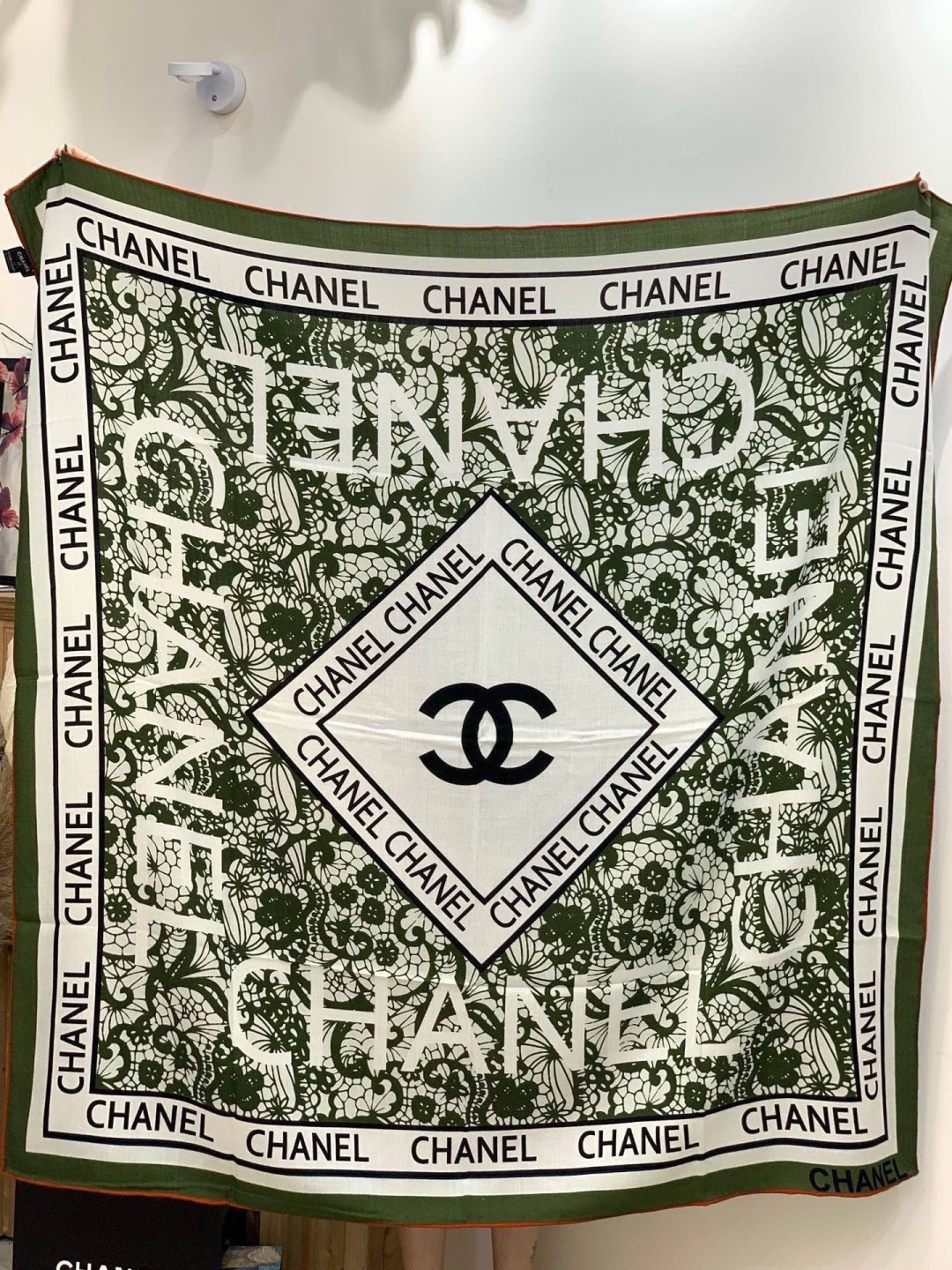 高级成衣系列～Chanel 【140双面同色丝绒披肩】此系列谱写一曲自由轻灵的赞歌本系列作品创新演绎品牌