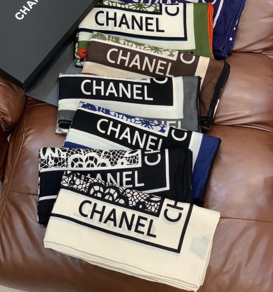高级成衣系列～Chanel 【140双面同色丝绒披肩】此系列谱写一曲自由轻灵的赞歌本系列作品创新演绎品牌