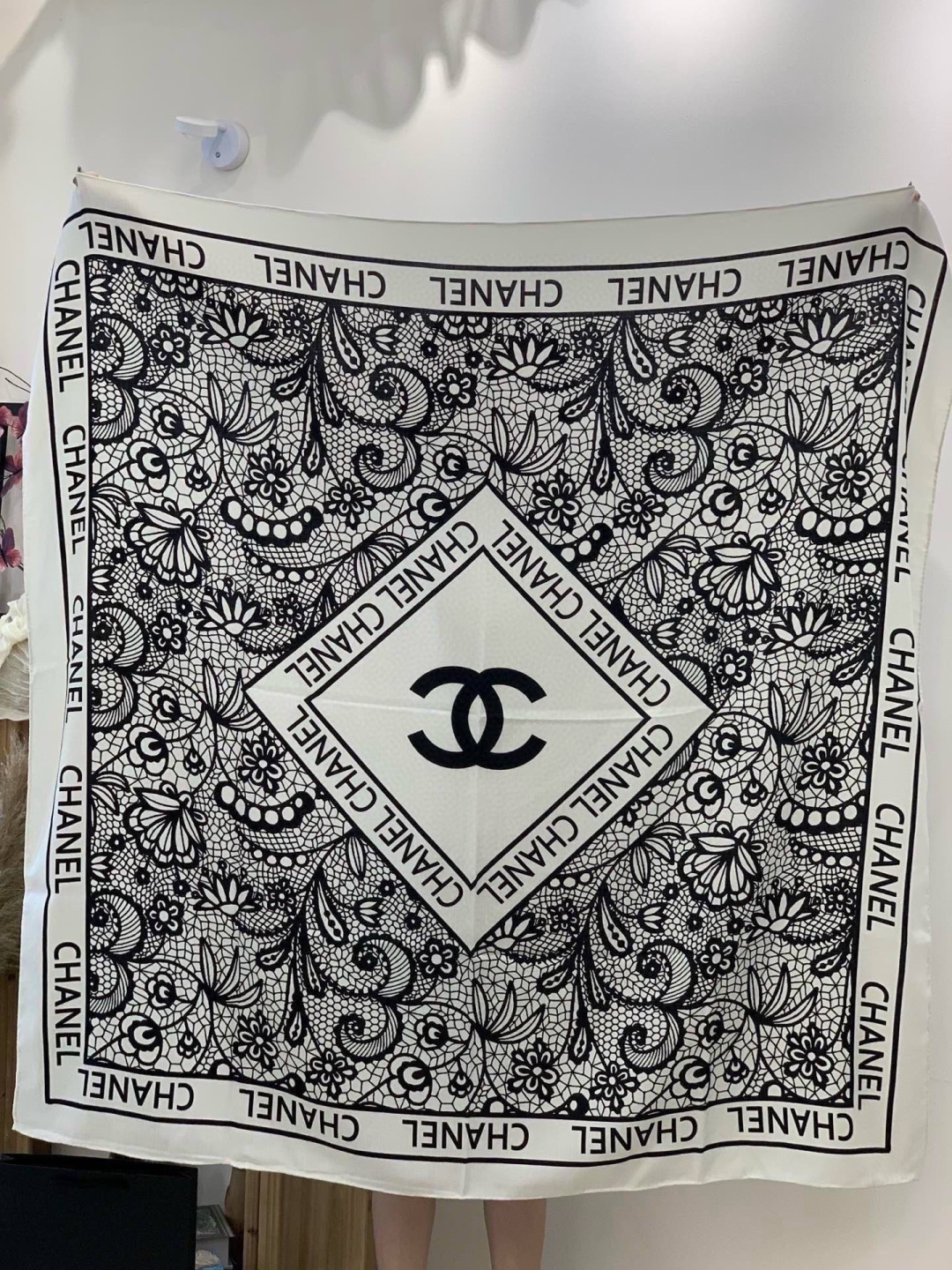 高级成衣系列～Chanel 【140双面同色丝绒披肩】此系列谱写一曲自由轻灵的赞歌本系列作品创新演绎品牌