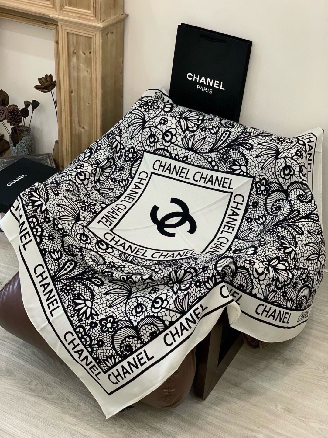 高级成衣系列～Chanel 【140双面同色丝绒披肩】此系列谱写一曲自由轻灵的赞歌本系列作品创新演绎品牌