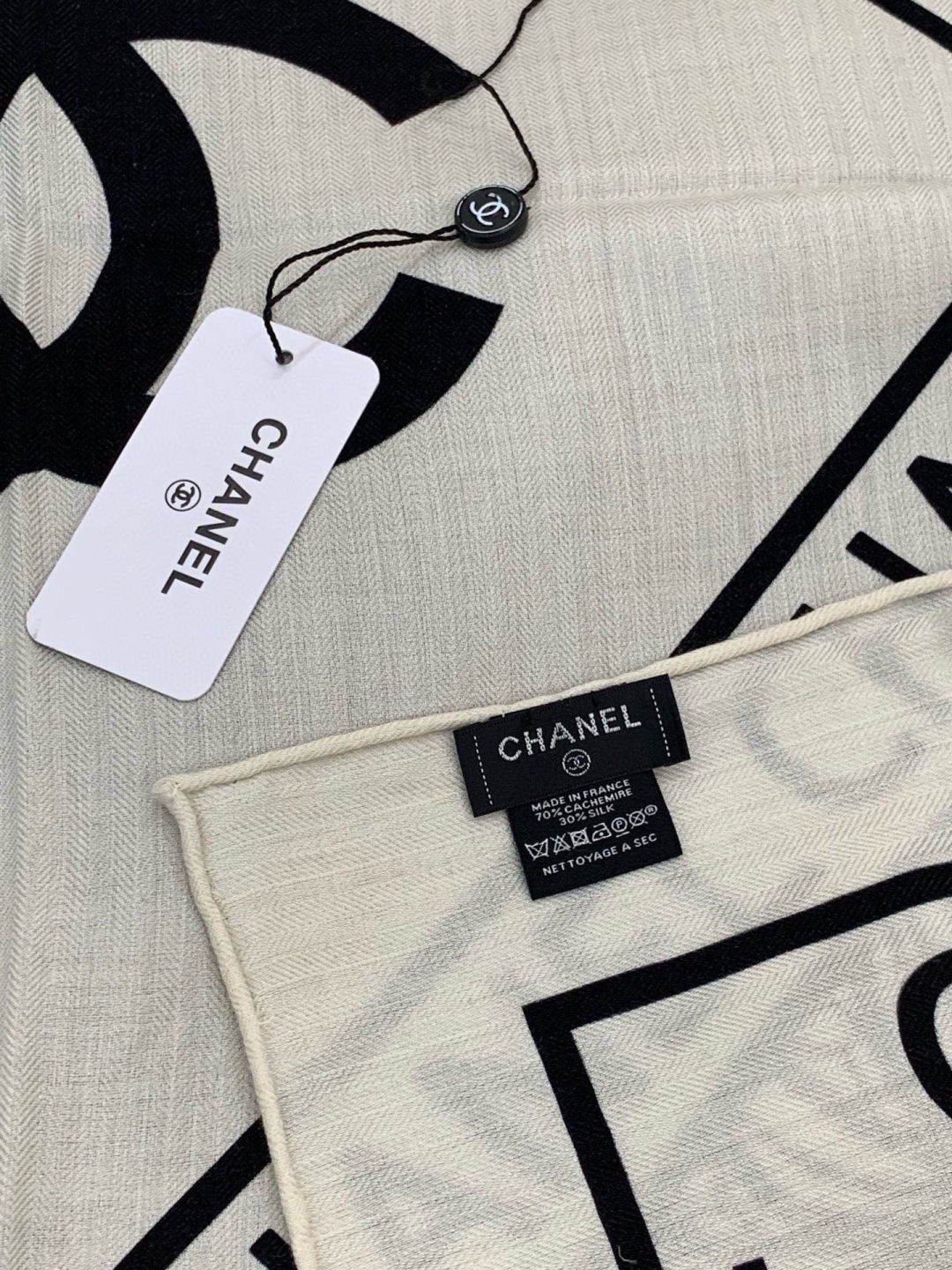 高级成衣系列～Chanel 【140双面同色丝绒披肩】此系列谱写一曲自由轻灵的赞歌本系列作品创新演绎品牌