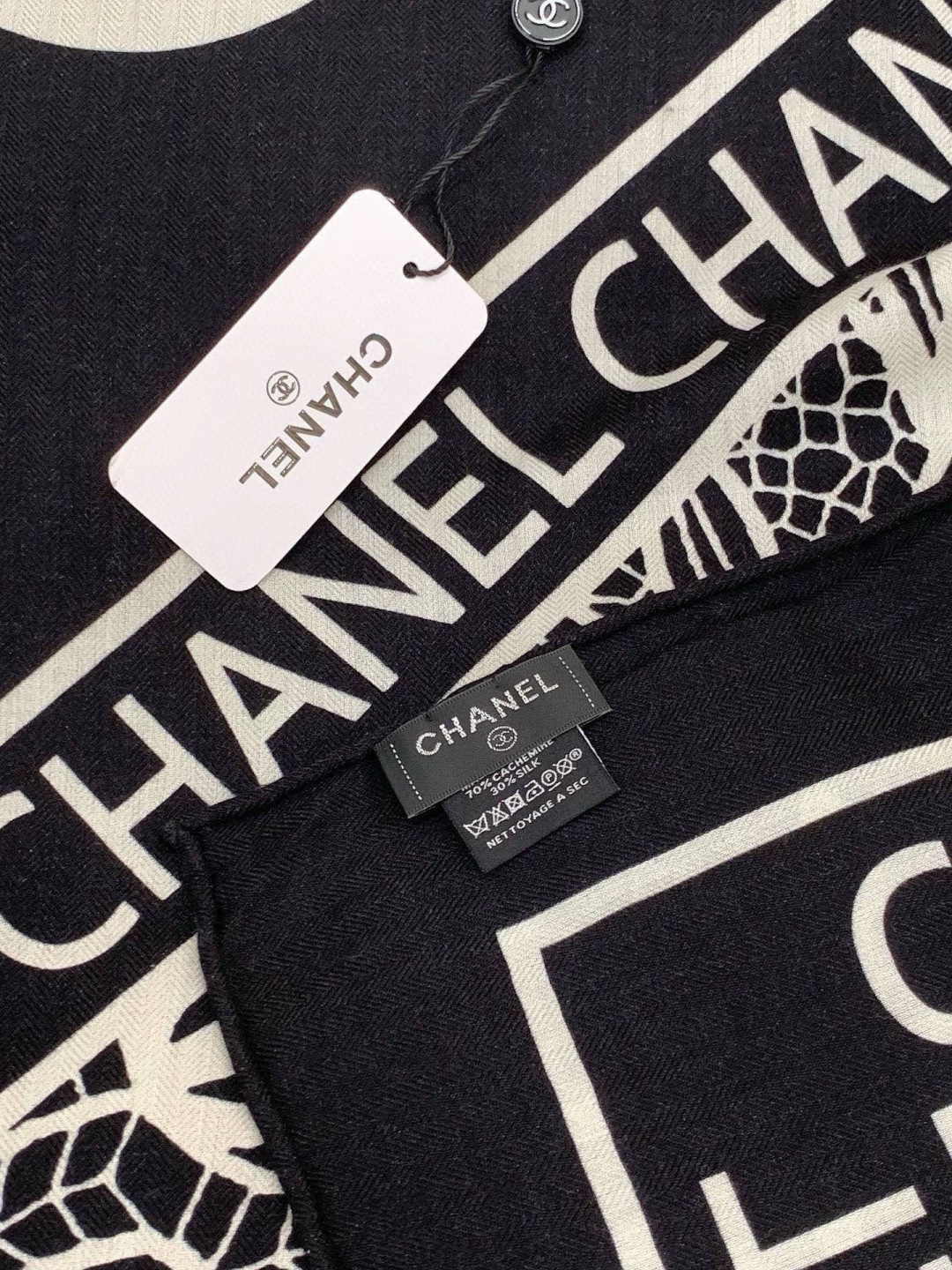 高级成衣系列～Chanel 【140双面同色丝绒披肩】此系列谱写一曲自由轻灵的赞歌本系列作品创新演绎品牌