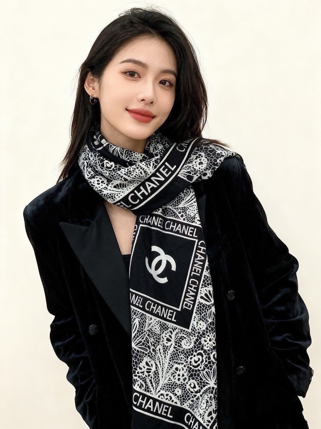 高级成衣系列～Chanel 【140双面同色丝绒披肩】此系列谱写一曲自由轻灵的赞歌本系列作品创新演绎品牌