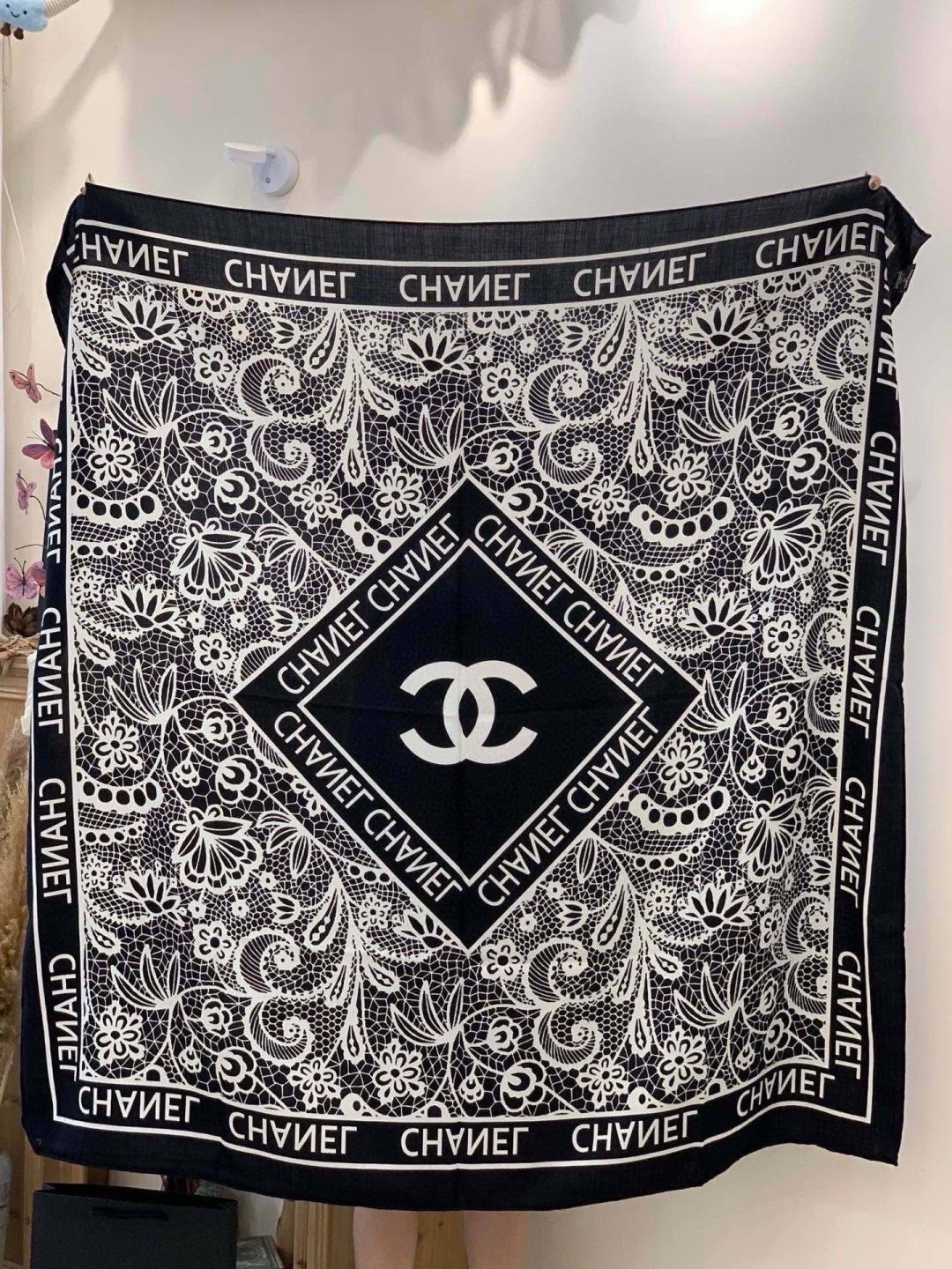 高级成衣系列～Chanel 【140双面同色丝绒披肩】此系列谱写一曲自由轻灵的赞歌本系列作品创新演绎品牌