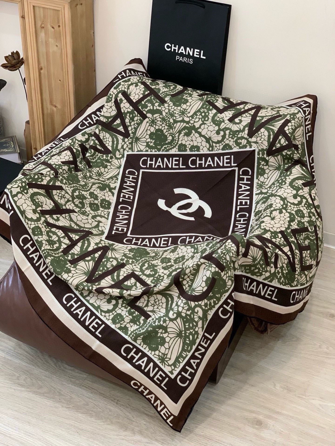 高级成衣系列～Chanel 【140双面同色丝绒披肩】此系列谱写一曲自由轻灵的赞歌本系列作品创新演绎品牌