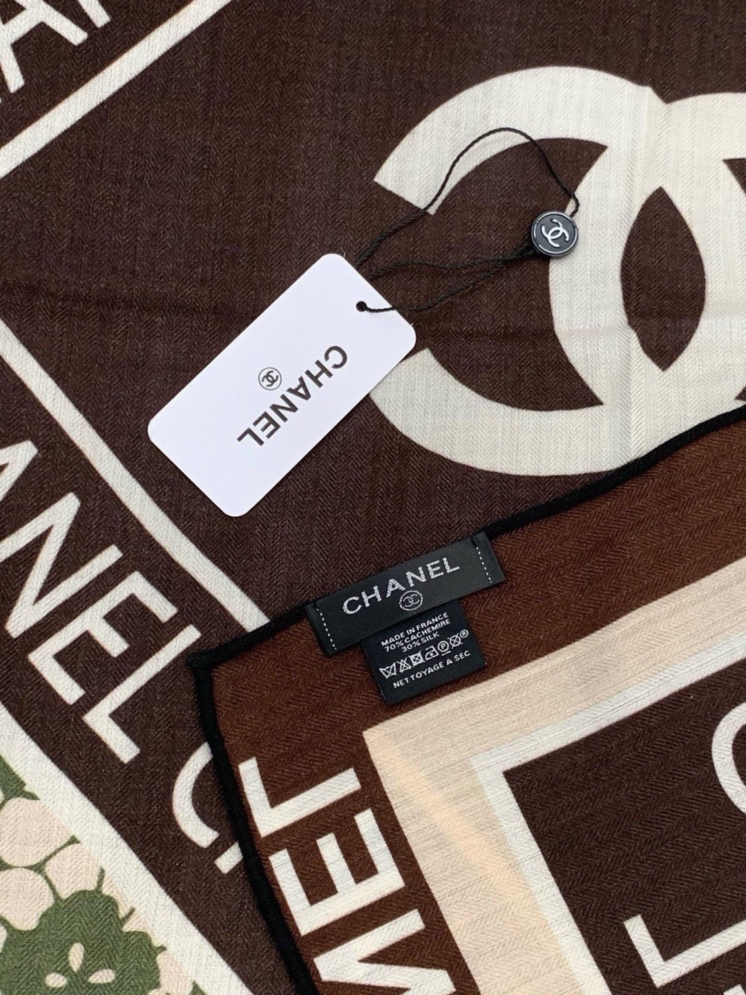 高级成衣系列～Chanel 【140双面同色丝绒披肩】此系列谱写一曲自由轻灵的赞歌本系列作品创新演绎品牌