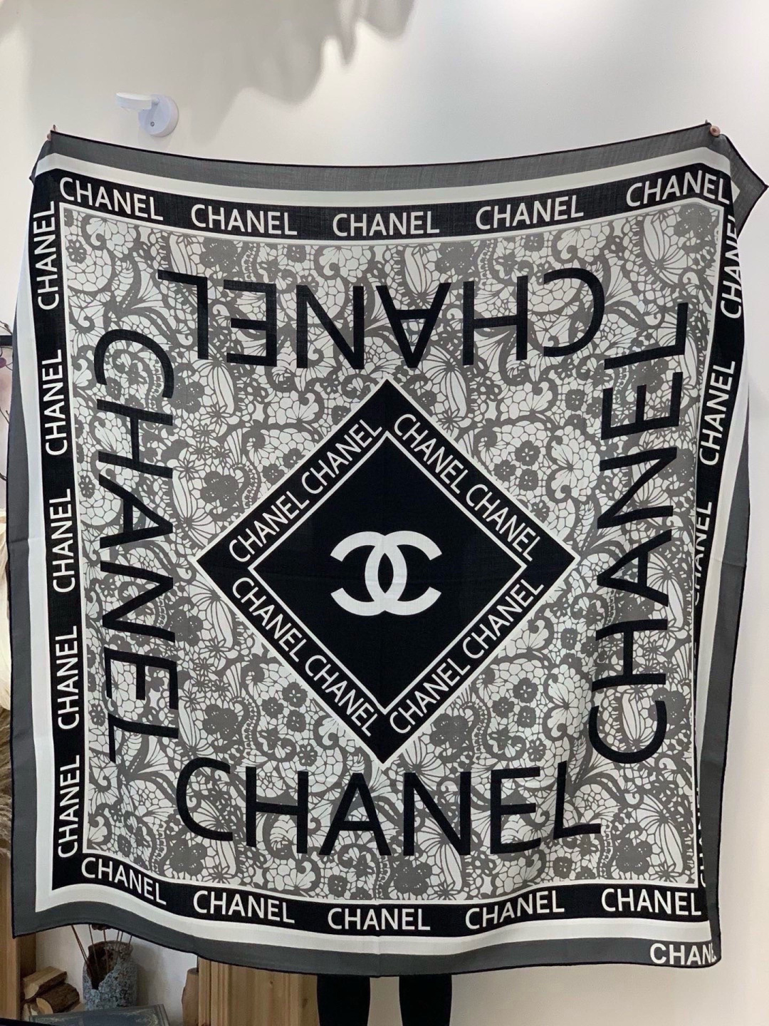 高级成衣系列～Chanel 【140双面同色丝绒披肩】此系列谱写一曲自由轻灵的赞歌本系列作品创新演绎品牌