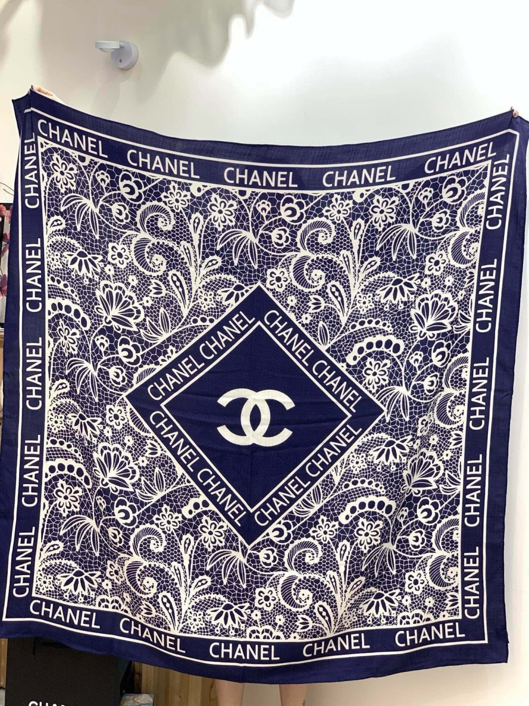 高级成衣系列～Chanel 【140双面同色丝绒披肩】此系列谱写一曲自由轻灵的赞歌本系列作品创新演绎品牌