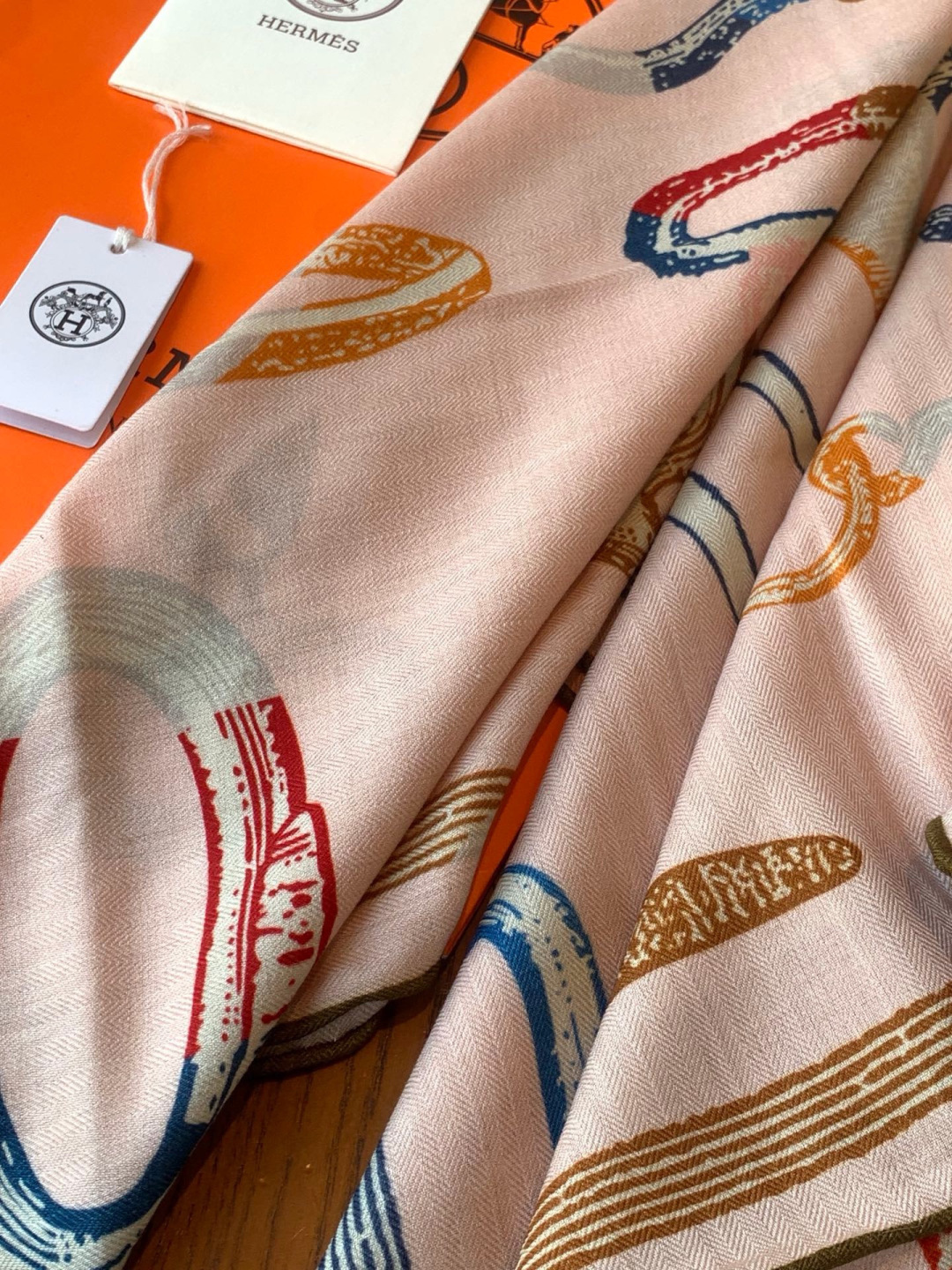 爱马仕(Hermes)【💗】 | “马具故事的诗意回顾”140披肩 【上新❤️】 永远秉承高品质手工卷边