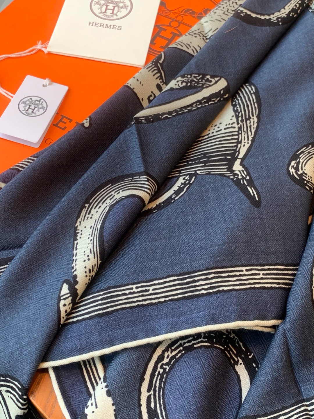 爱马仕(Hermes)【💗】 | “马具故事的诗意回顾”140披肩 【上新❤️】 永远秉承高品质手工卷边