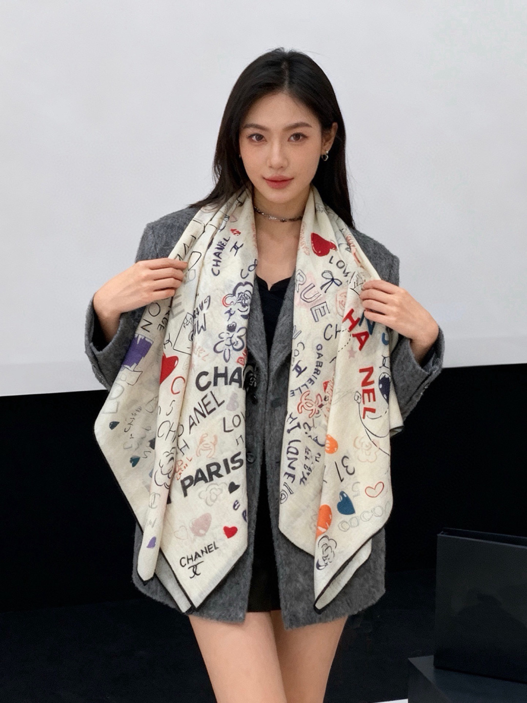 高级成衣系列～Chanel 【140双面同色丝绒披肩】此系列谱写一曲自由轻灵的赞歌本系列作品创新演绎品牌
