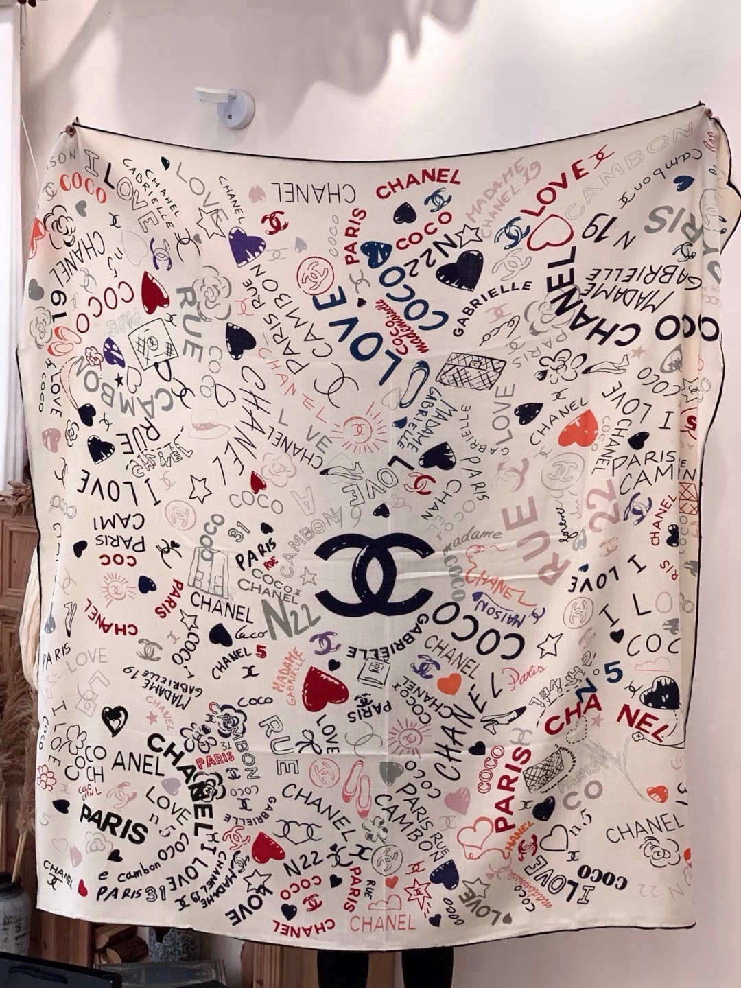 高级成衣系列～Chanel 【140双面同色丝绒披肩】此系列谱写一曲自由轻灵的赞歌本系列作品创新演绎品牌
