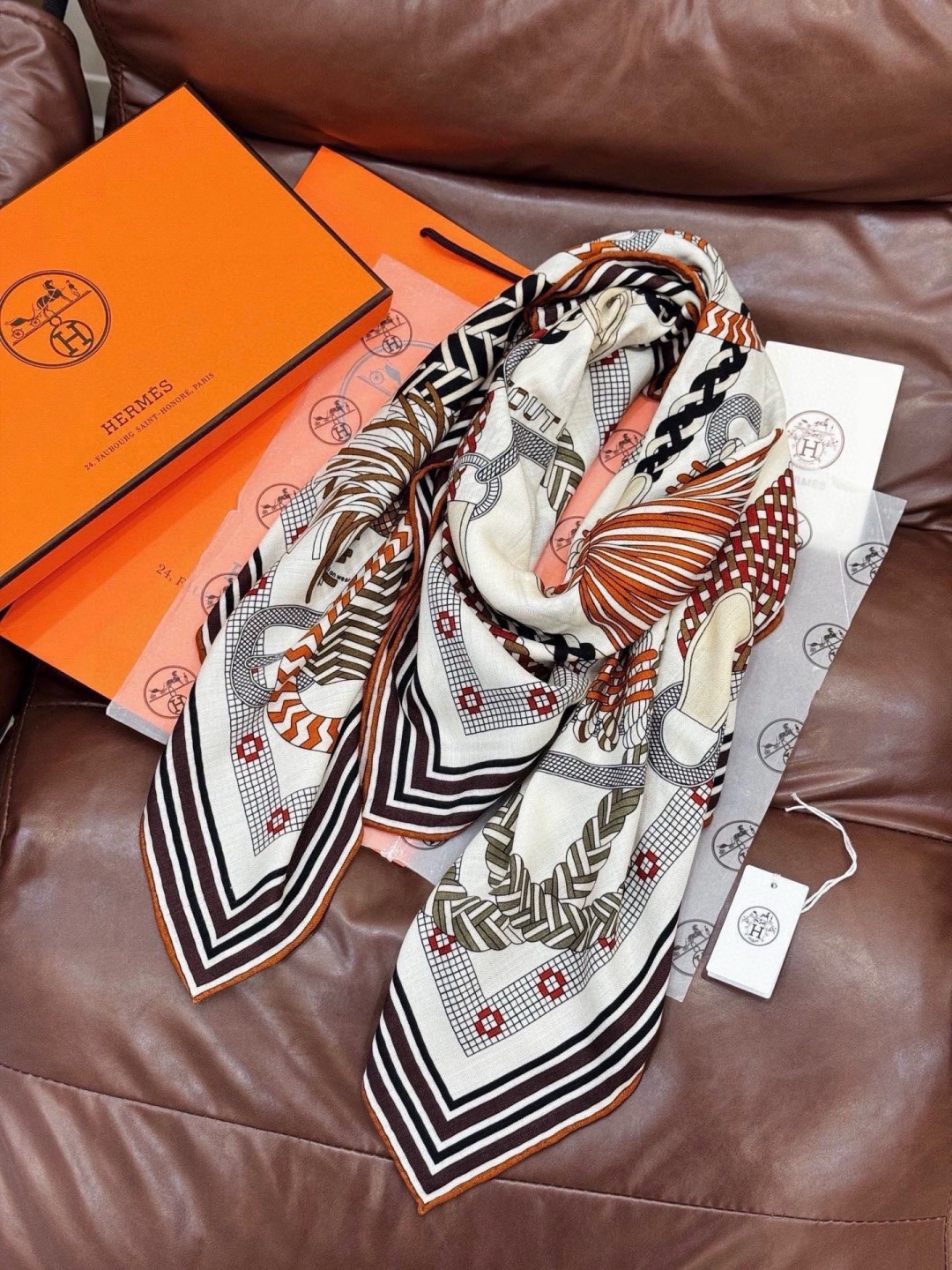 “编织鞍带”140方巾～Hermes 手工卷边丝绒方巾（30%桑蚕丝70%羊绒）这款爱马仕的经典单品展现