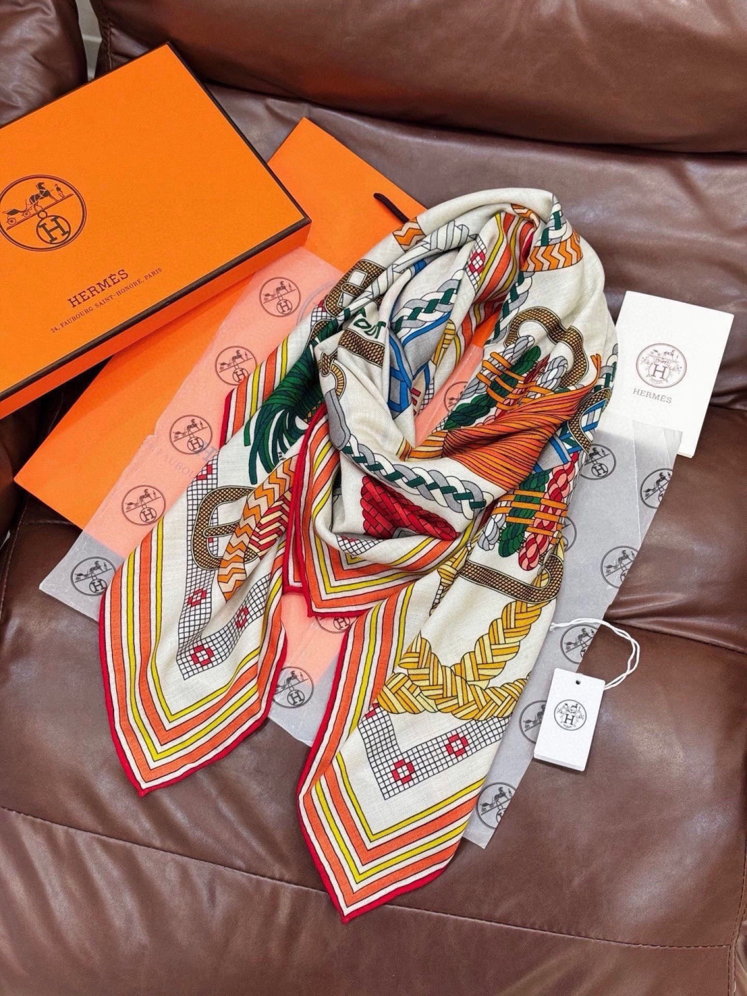 “编织鞍带”140方巾～Hermes 手工卷边丝绒方巾（30%桑蚕丝70%羊绒）这款爱马仕的经典单品展现
