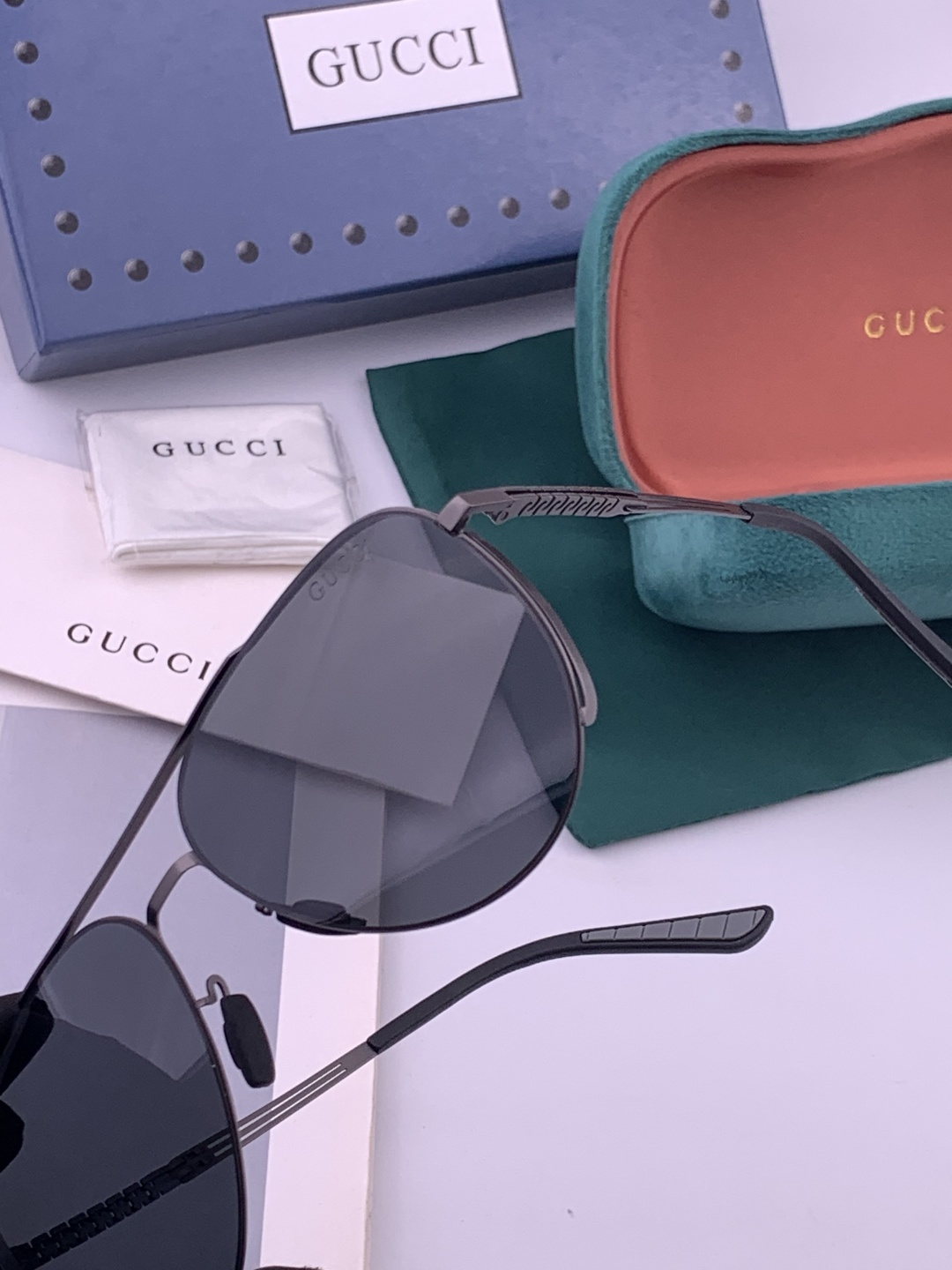 GUCCI 男款炫彩飞行员偏光太阳镜 ❤️材质：高清尼龙加厚卡槽高清偏光镜片 🌹无边框镜架💕颜👍型号：G
