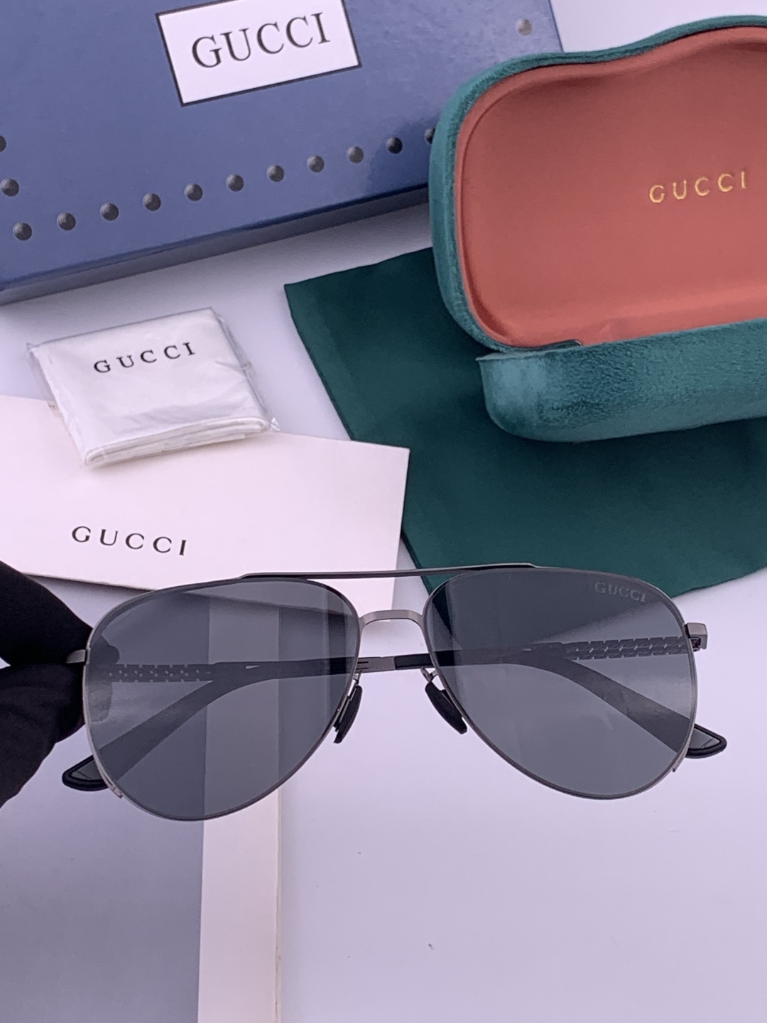 GUCCI 男款炫彩飞行员偏光太阳镜 ❤️材质：高清尼龙加厚卡槽高清偏光镜片 🌹无边框镜架💕颜👍型号：G
