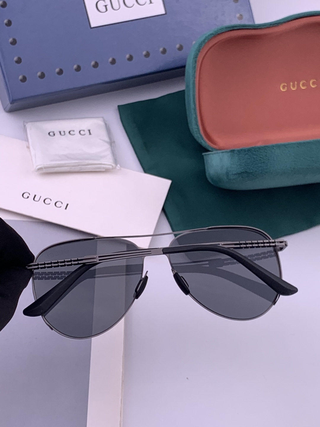 GUCCI 男款炫彩飞行员偏光太阳镜 ❤️材质：高清尼龙加厚卡槽高清偏光镜片 🌹无边框镜架💕颜👍型号：G