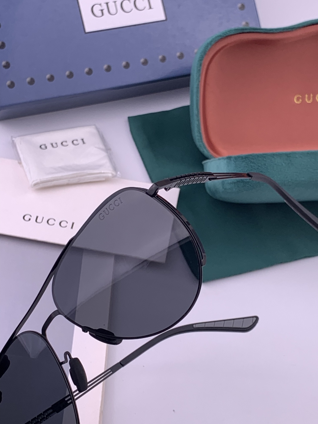 GUCCI 男款炫彩飞行员偏光太阳镜 ❤️材质：高清尼龙加厚卡槽高清偏光镜片 🌹无边框镜架💕颜👍型号：G