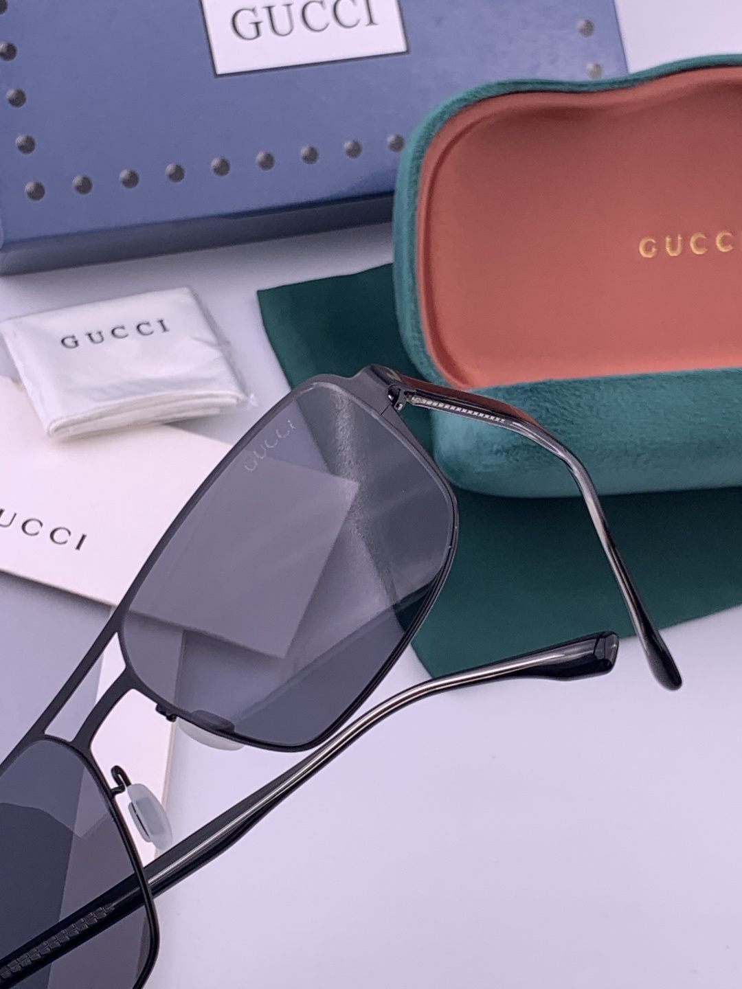 GUCCI 男款炫彩飞行员偏光太阳镜 ❤️材质：高清尼龙加厚卡槽高清偏光镜片 🌹无边框镜架💕颜👍型号：G