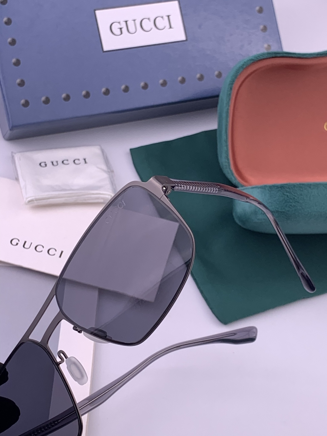 GUCCI 男款炫彩飞行员偏光太阳镜 ❤️材质：高清尼龙加厚卡槽高清偏光镜片 🌹无边框镜架💕颜👍型号：G