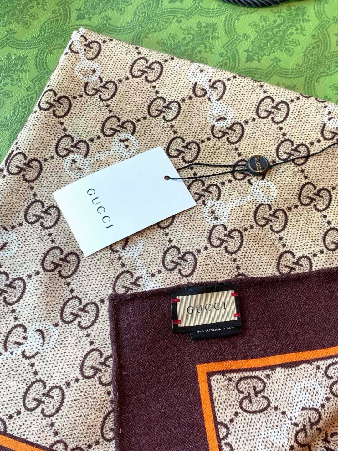 Gucci~140双面丝绒披肩马衔扣细节和GG图案以精致色调匠心呈献，意在向品牌与马术世界的深厚渊源致敬