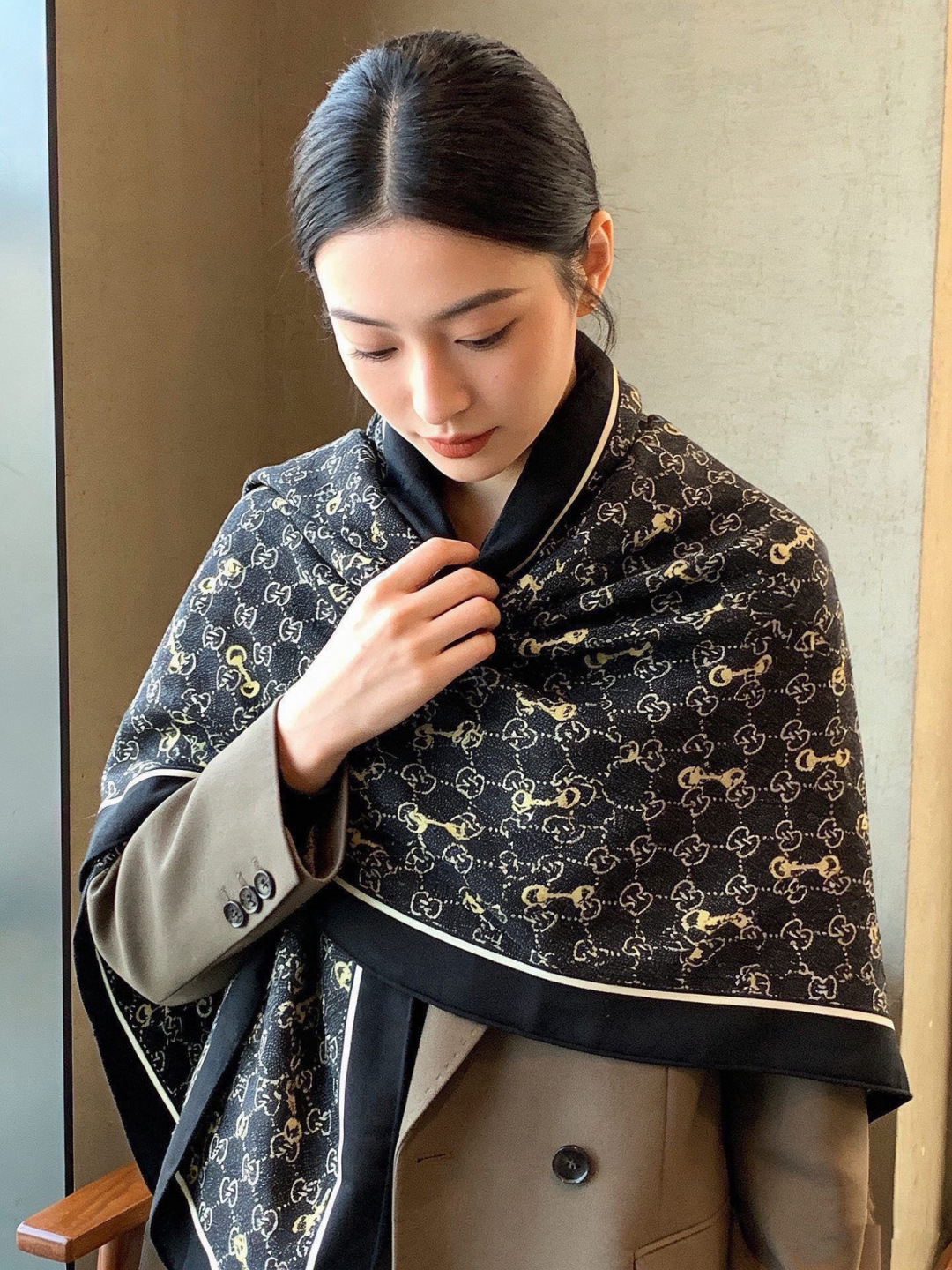 Gucci~140双面丝绒披肩马衔扣细节和GG图案以精致色调匠心呈献，意在向品牌与马术世界的深厚渊源致敬