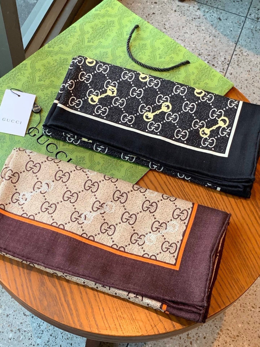 Gucci~140双面丝绒披肩马衔扣细节和GG图案以精致色调匠心呈献，意在向品牌与马术世界的深厚渊源致敬
