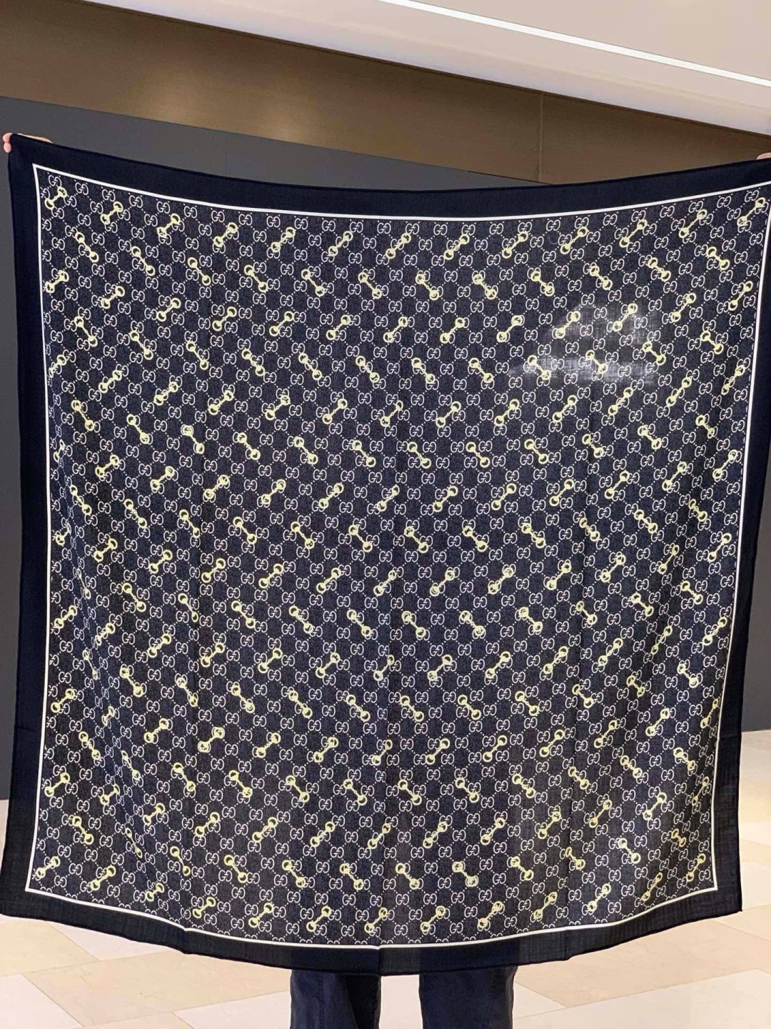 Gucci~140双面丝绒披肩马衔扣细节和GG图案以精致色调匠心呈献，意在向品牌与马术世界的深厚渊源致敬