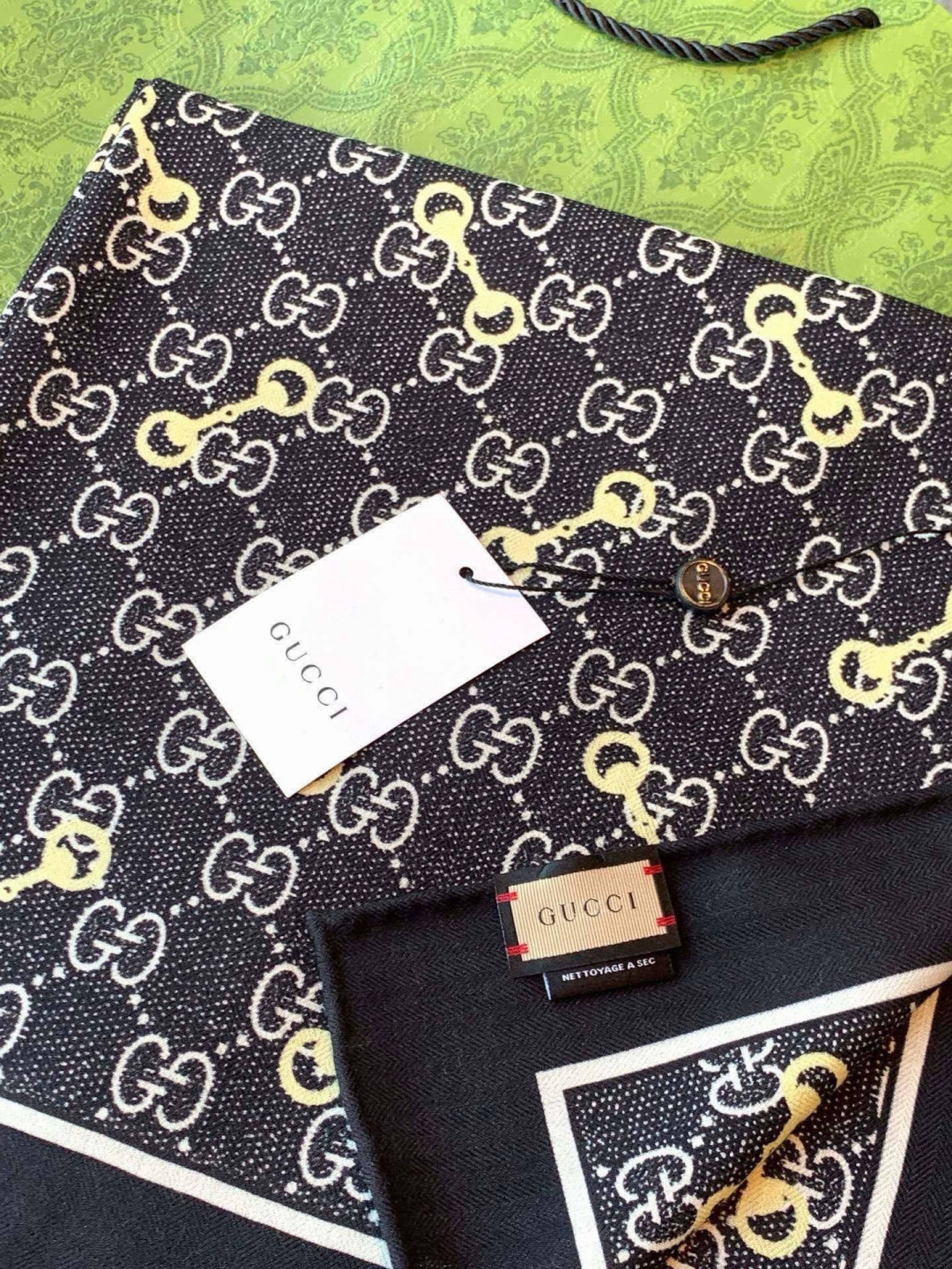 Gucci~140双面丝绒披肩马衔扣细节和GG图案以精致色调匠心呈献，意在向品牌与马术世界的深厚渊源致敬