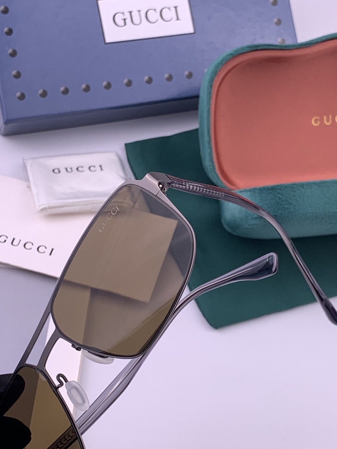 GUCCI 男款炫彩飞行员偏光太阳镜 ❤️材质：高清尼龙加厚卡槽高清偏光镜片 🌹无边框镜架💕颜👍型号：G