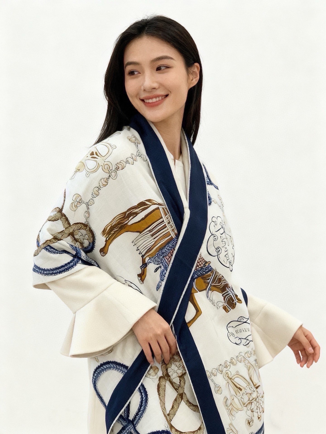 💟上新💞【双面同色丝绒方巾】手工卷边山羊绒和真丝混纺披肩（70%山羊绒，30%桑蚕丝）这款披肩采用经典山