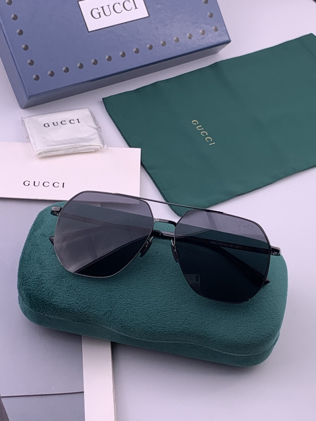 GUCCI 男款炫彩飞行员偏光太阳镜 ❤️材质：高清尼龙加厚卡槽高清偏光镜片 🌹无边框镜架💕颜👍型号：G