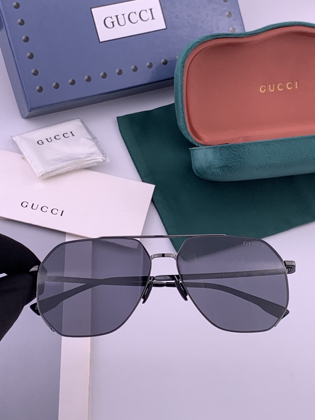 GUCCI 男款炫彩飞行员偏光太阳镜 ❤️材质：高清尼龙加厚卡槽高清偏光镜片 🌹无边框镜架💕颜👍型号：G