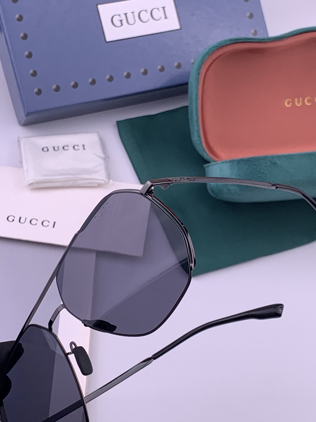 GUCCI 男款炫彩飞行员偏光太阳镜 ❤️材质：高清尼龙加厚卡槽高清偏光镜片 🌹无边框镜架💕颜👍型号：G