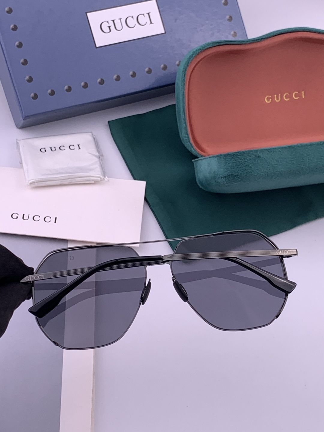 GUCCI 男款炫彩飞行员偏光太阳镜 ❤️材质：高清尼龙加厚卡槽高清偏光镜片 🌹无边框镜架💕颜👍型号：G