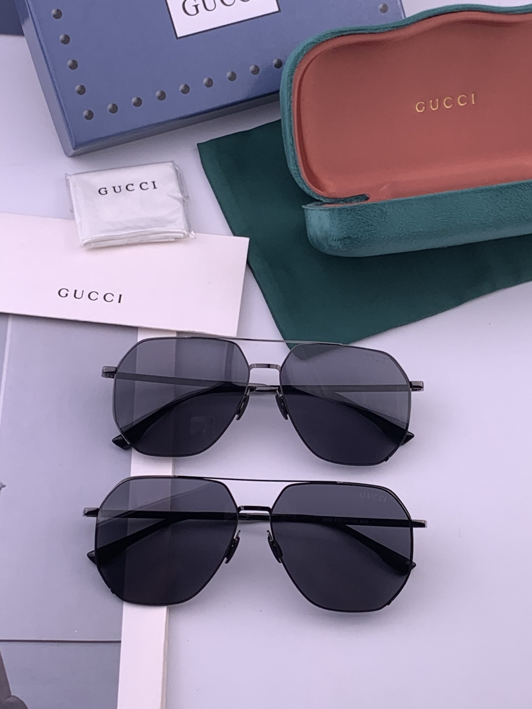 GUCCI 男款炫彩飞行员偏光太阳镜 ❤️材质：高清尼龙加厚卡槽高清偏光镜片 🌹无边框镜架💕颜👍型号：G