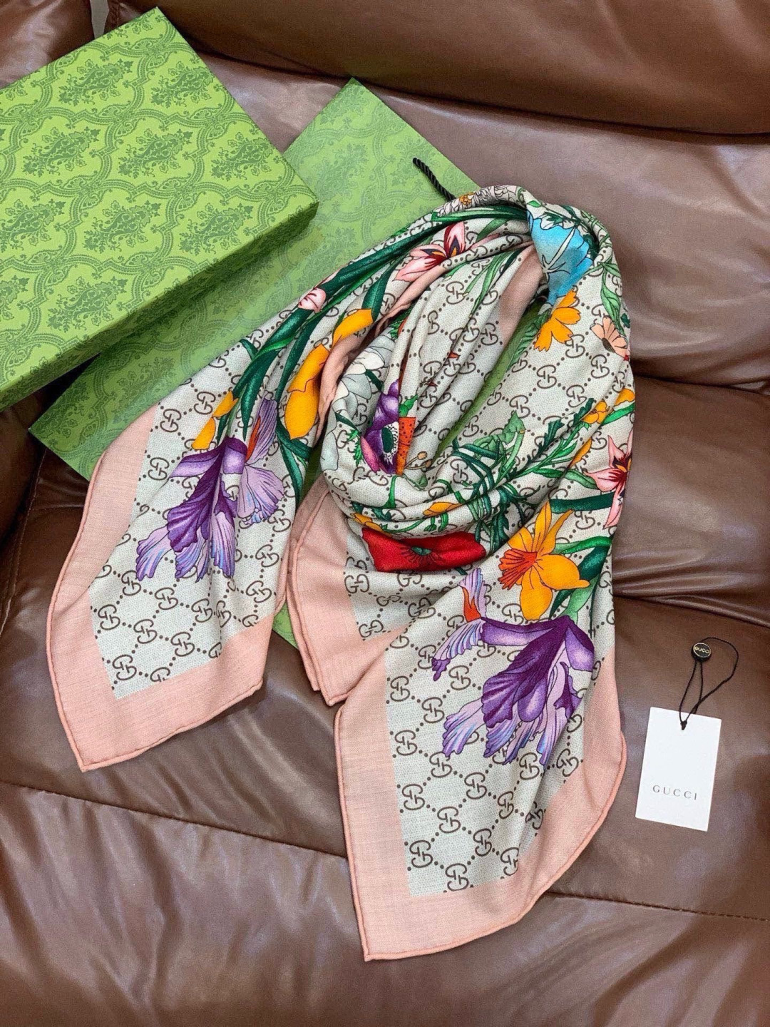 Gucci新款方巾 Gucci动物和花卉印花品牌典藏图案在与全新醒目印花的衬托下熠熠生辉。这款方巾匠心缀