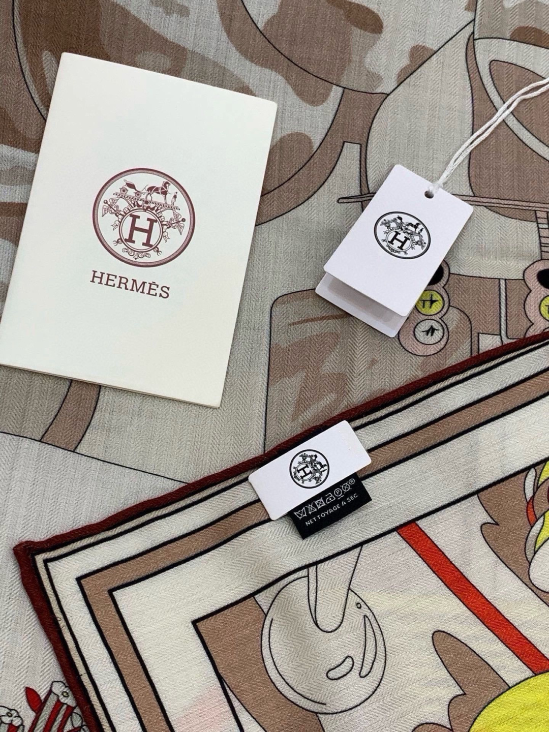 H，目前最热门的 “超现实爱马仕枢纽” 风靡全宇宙，听名字就充斥着未来空间♥️艺术品一样的存在，会绝版的