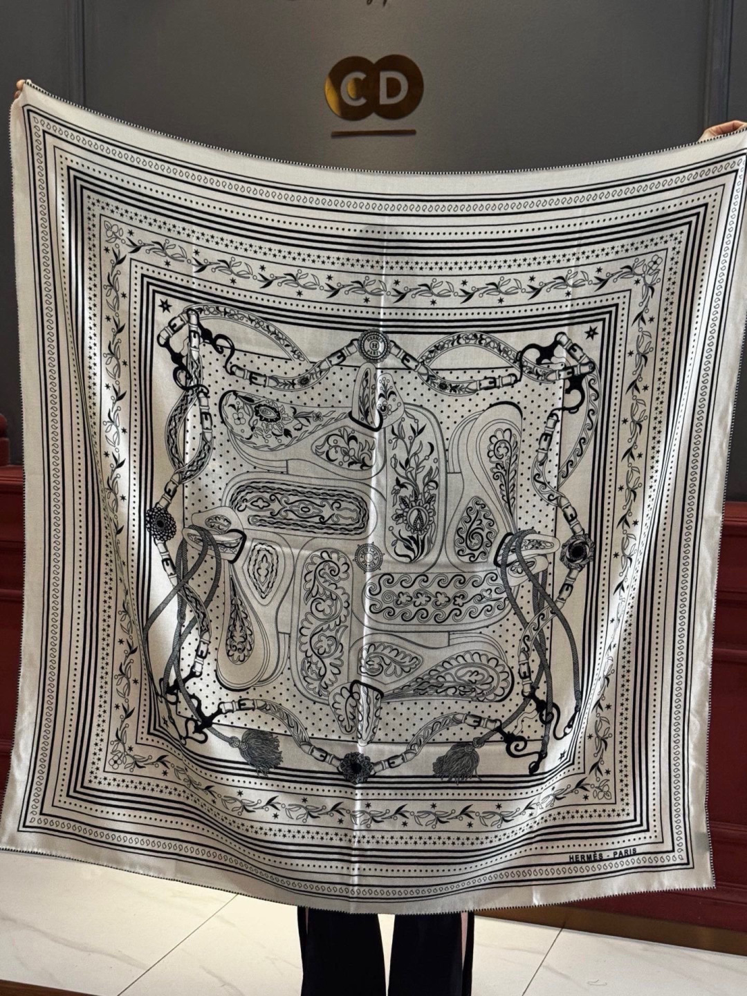 上新💕。丝绒方巾 【爱马仕2025春夏 亚马逊的庆典 Bandana，佩斯利花纹，生机勃勃的图案】（双面