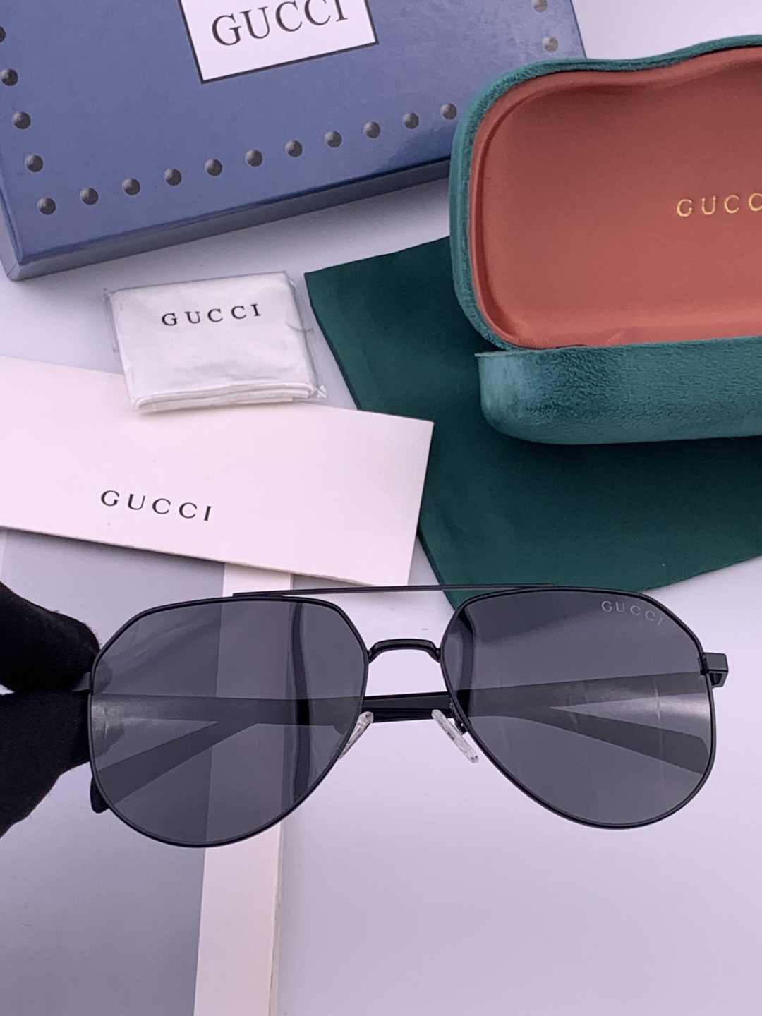 Gucci 。  高品质男女款墨镜   👍 进口宝丽来偏光镜片  。蛤蟆镜 开车钓鱼都可 。百搭显瘦墨镜