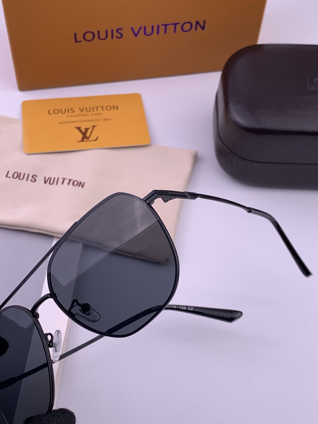 LV 男款炫彩飞行员偏光太阳镜 ❤️材质：高清尼龙加厚卡槽高清偏光镜片 🌹无边框镜架💕颜👍型号：L189