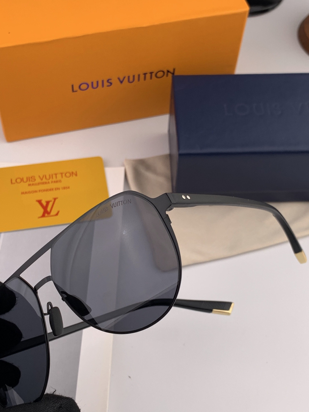 LV 男款炫彩飞行员偏光太阳镜 ❤️材质：高清尼龙加厚卡槽高清偏光镜片 🌹无边框镜架💕颜👍型号：L225