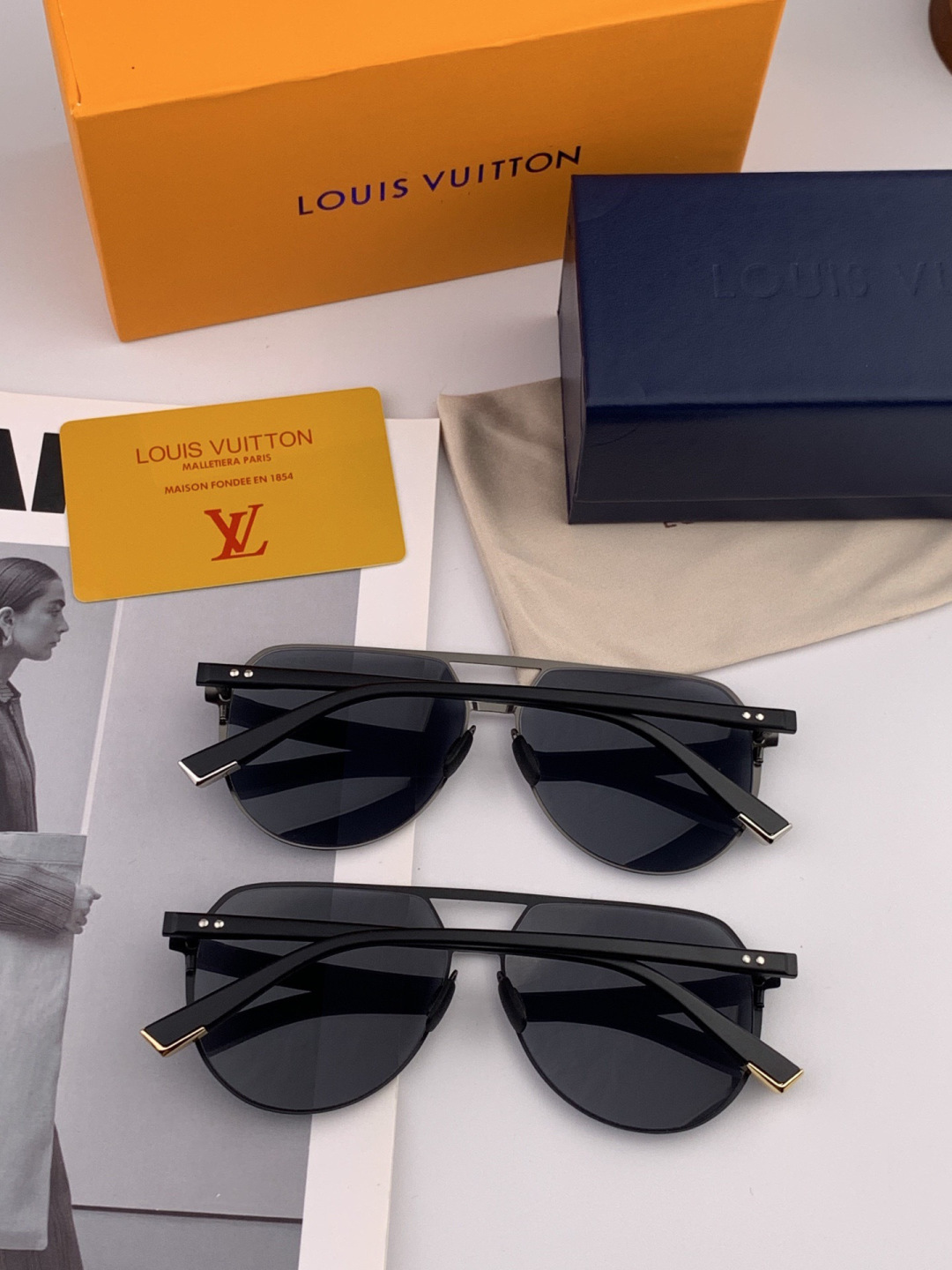 LV 男款炫彩飞行员偏光太阳镜 ❤️材质：高清尼龙加厚卡槽高清偏光镜片 🌹无边框镜架💕颜👍型号：L225