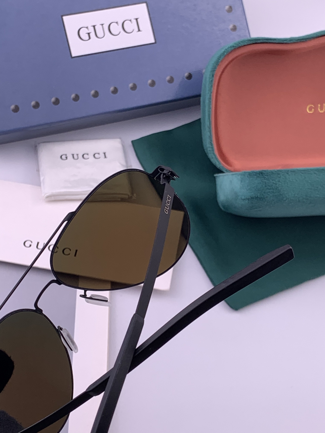 GUCCI  新款男女情侣款太阳镜多边形墨镜iP电镀永不褪色 超轻超有弹性整幅眼镜无螺丝重要的是压不坏 