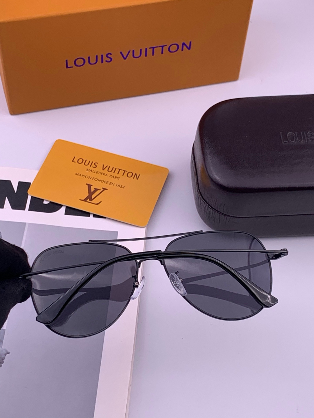 LV 。  高品质男女款墨镜   👍 进口宝丽来偏光镜片  。蛤蟆镜 开车钓鱼都可 。百搭显瘦墨镜韩版男
