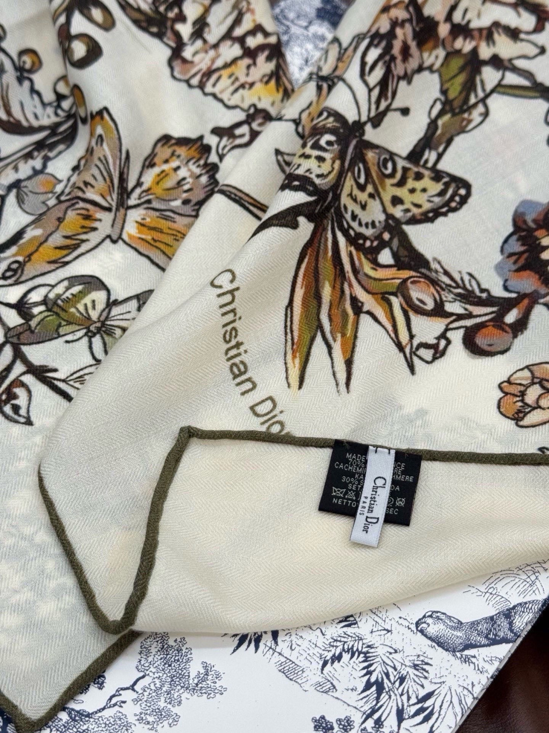 这款披肩饰以 Dior Camo PaPillon 图案，以优雅而诗意的设计全新演绎蝴蝶主题。采用真丝羊