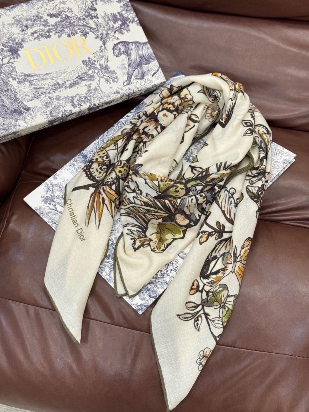 这款披肩饰以 Dior Camo PaPillon 图案，以优雅而诗意的设计全新演绎蝴蝶主题。采用真丝羊